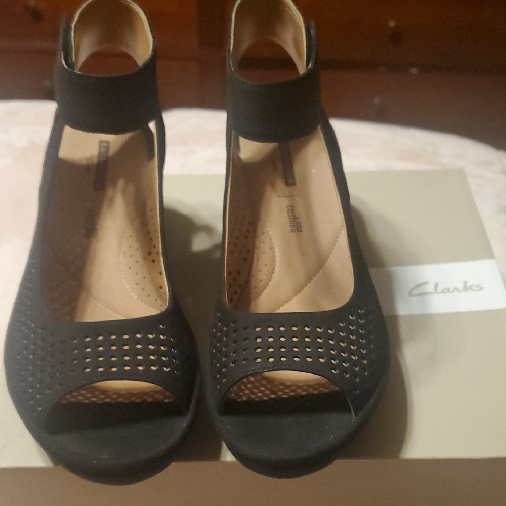 Clarks Women's Black Shoes - Picture 6 of 6